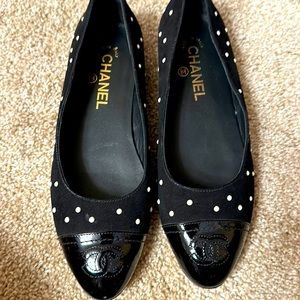Black Chanel flats with pearl studs